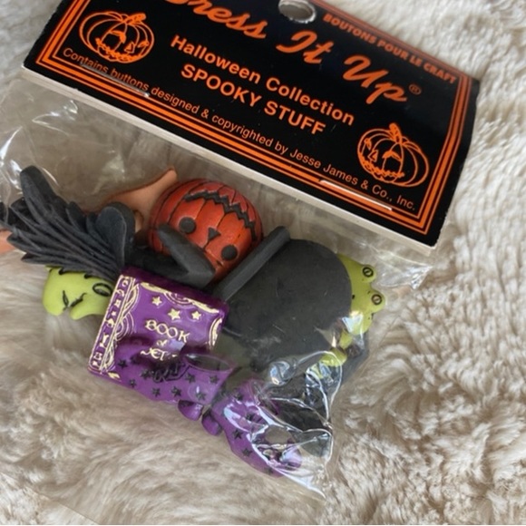 Halloween Spooky Buttons - Picture 4 of 9